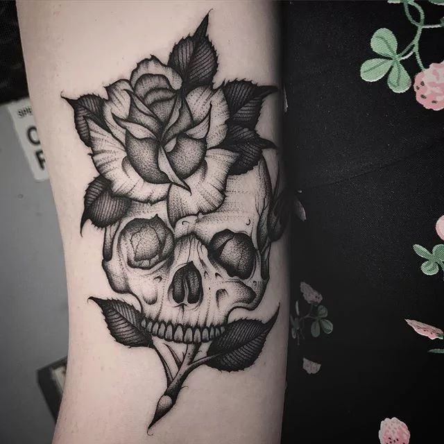 Tatuaje de esqueleto y flor