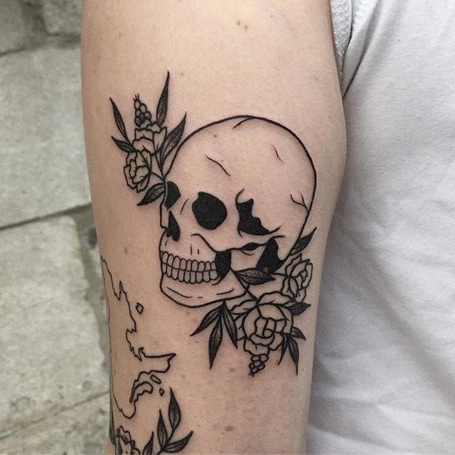 Tatouage squelette et roses