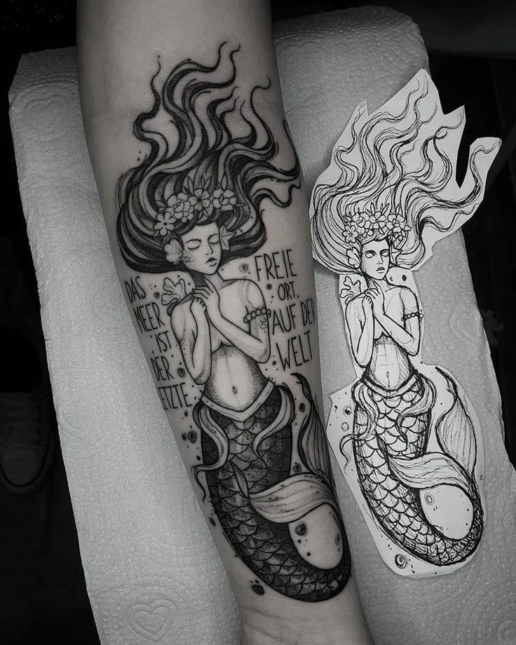 Meerjungfrau-Tattoo-Skizze und Tattoo mit Medusa-Haaren