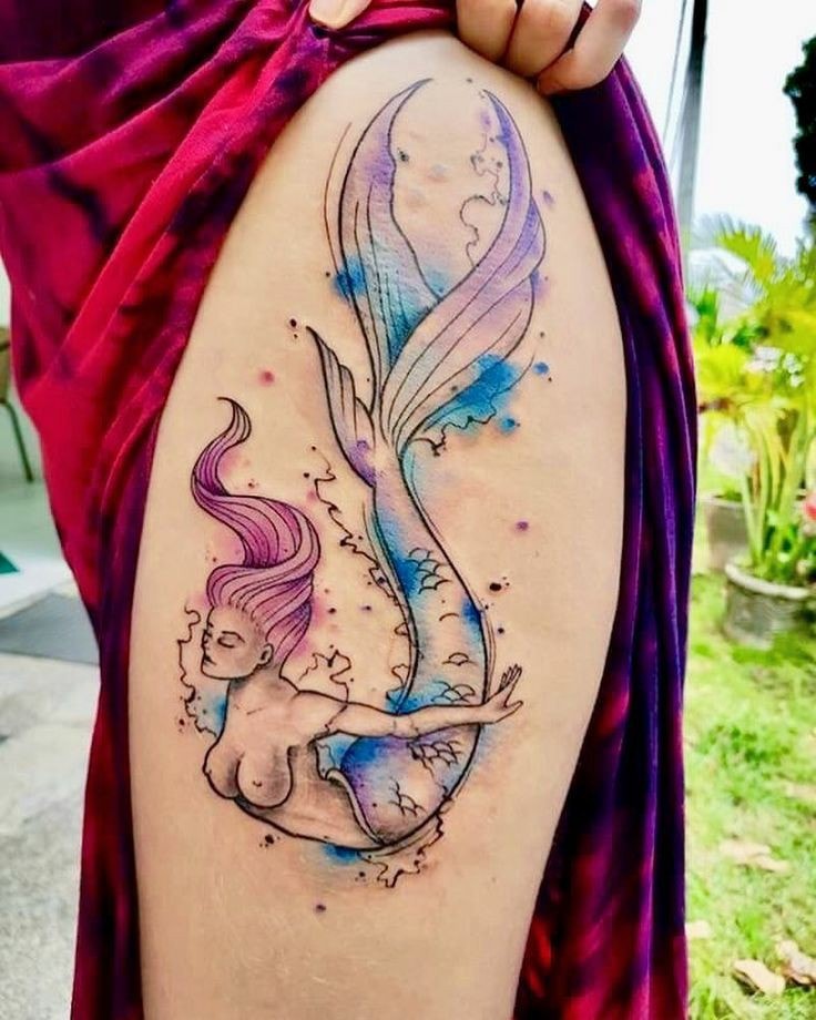 Tatuagem colorida de sereia na coxa