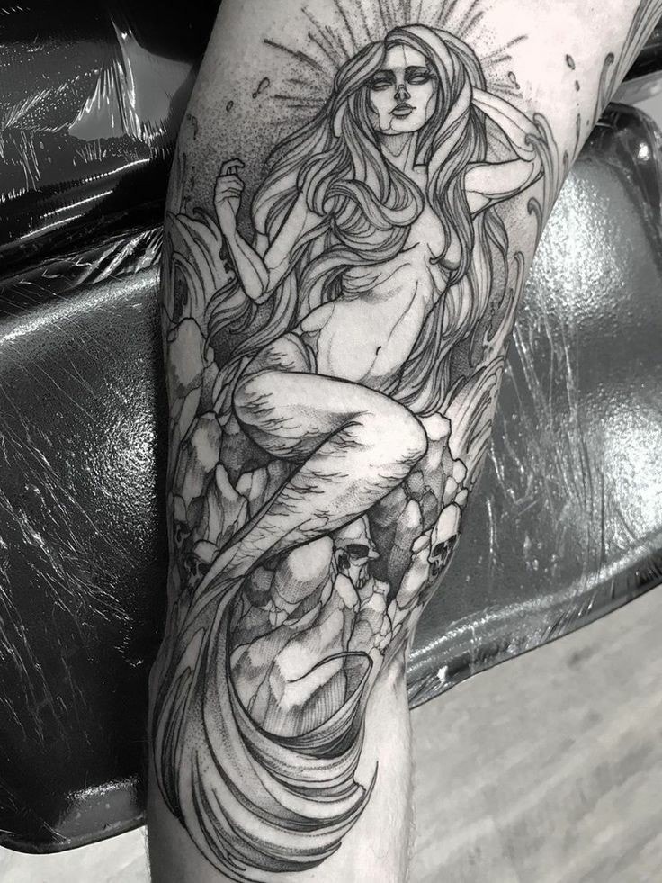 Tatuaje de sirenas en pierna negro