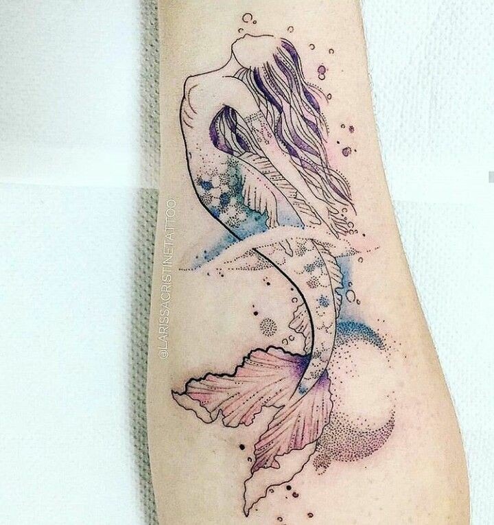 Tatuaje de sirenas saliendo del agua en brazo