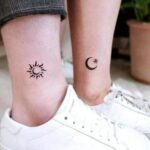 Tatuagem sol e lua para casal no tornozelo