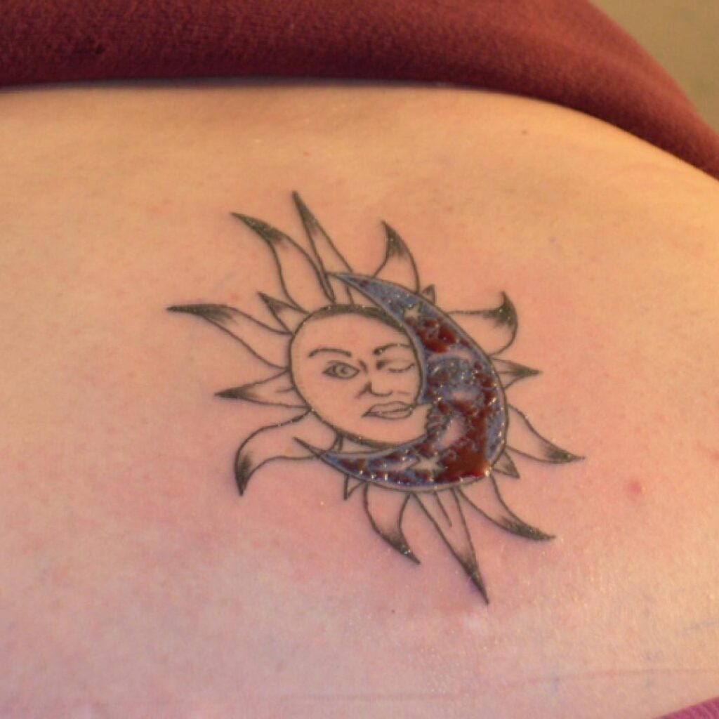 Sol e Lua Tatuagem sol e lua sobreposto nas costas