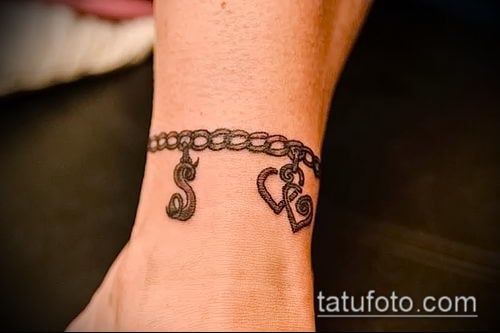 Tatuaje en Muneca de Mujer pulsera con letras S y Corazones enganchadas