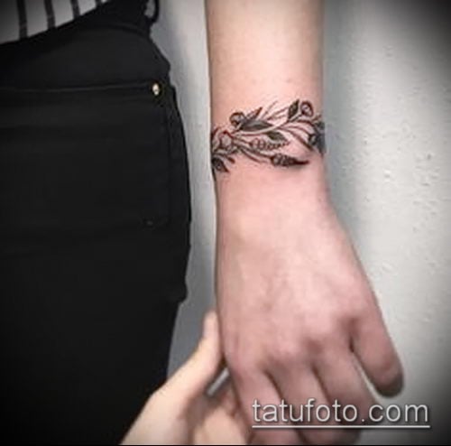 Tatuagem de pulseira de ramos no pulso feminino