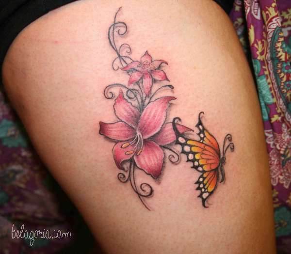 Tatuaje en Muslo de Mujer Flor rosa y mariposa naranja