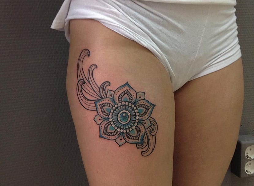 Tatuaje en Muslo de Mujer Mandala Celeste o Flor de loto