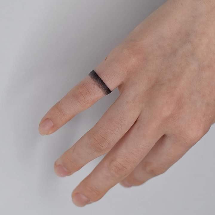 Tatuagem de anel degradada no dedo mindinho