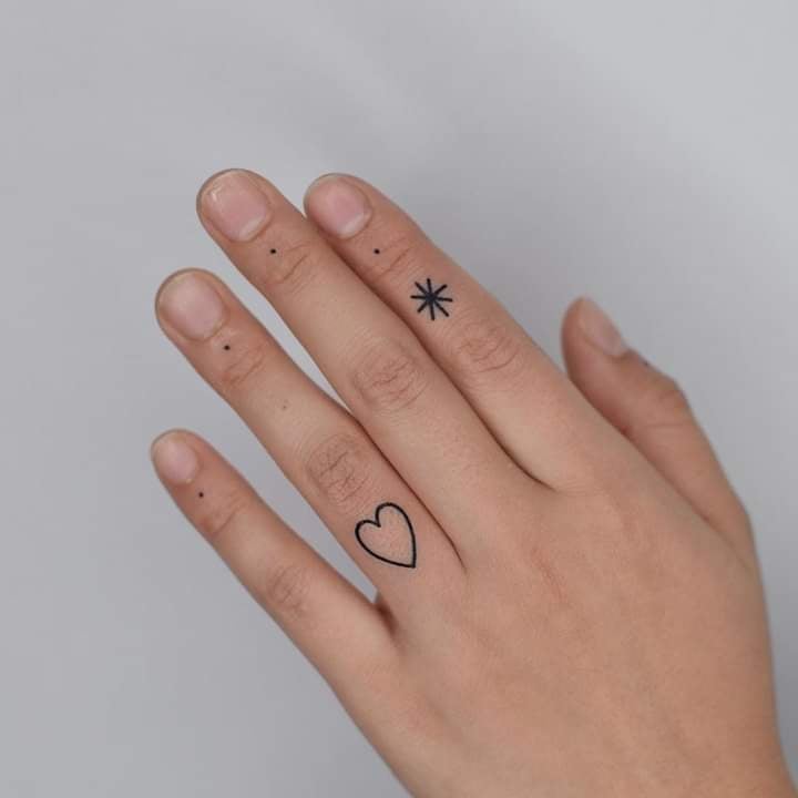 Tatuagem de coração, estrela e pontos nos dedos em cada dedo