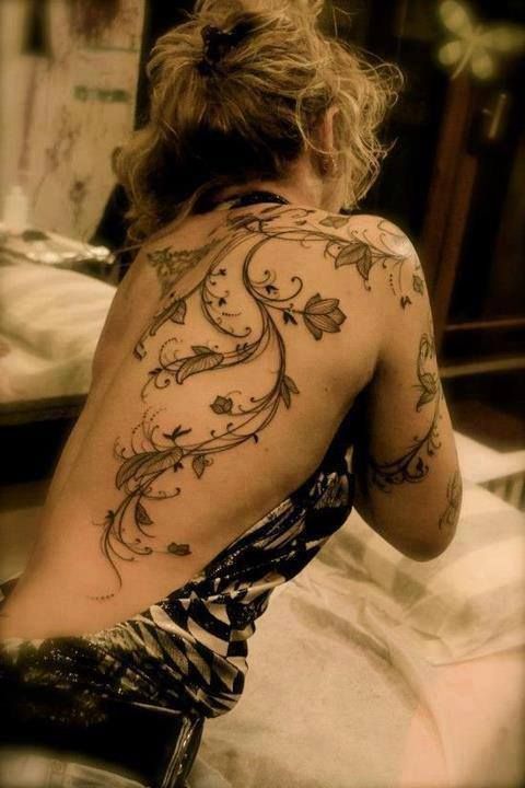 Tatuagem no Ombro Feminino Cobertura de parte das costas e ombro de ramos de rosas com rosas e folhas