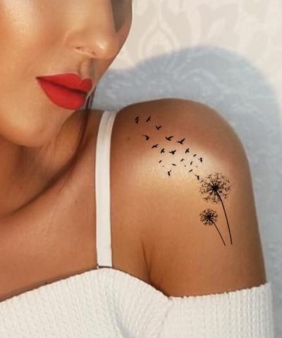 Tatuagem no ombro de mulher Linda e delicada Dois dentes-de-leão e sementes que se transformam em pássaros cruzando o ombro