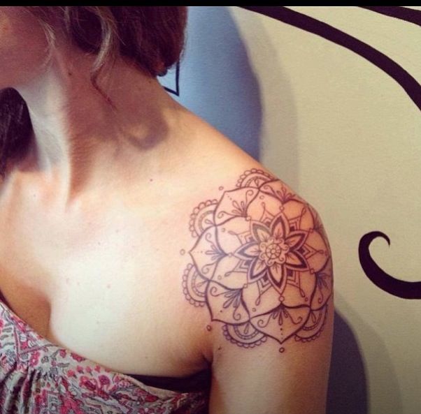 Tatuagem no ombro Mulher Mandala cor marrom