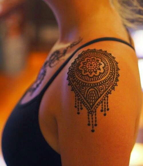 Tatuagem no Ombro Mulher Mandala feita em henna