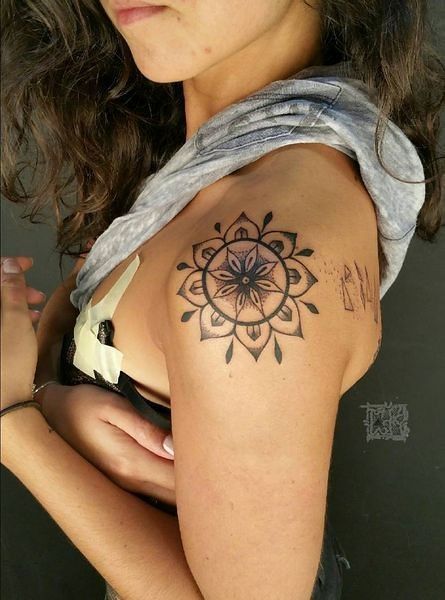 Tatuagem no ombro Mulher Mandala simétrica no meio do ombro