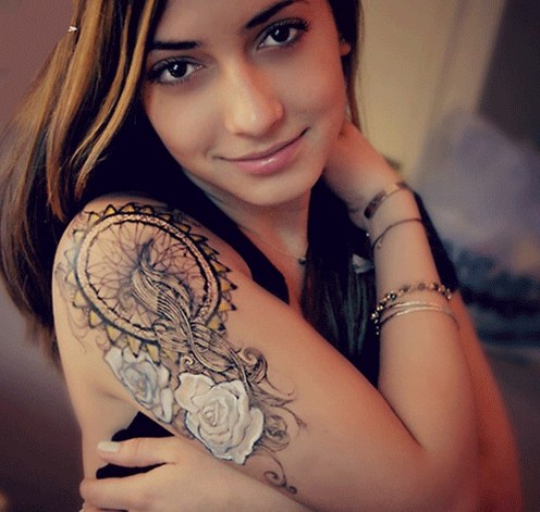 Tatuagem no ombro Mulher Mandala e Rosas Brancas
