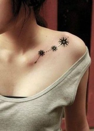 Tatuagem no ombro mulher três estrelas de tamanho diferente na clavícula