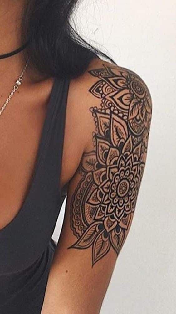 Tatuagem no ombro mulher várias mandalas para cobrir o ombro