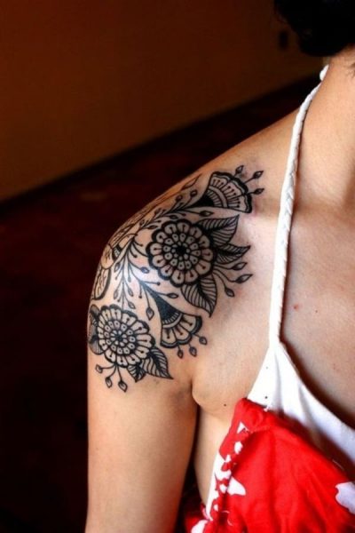 Tattoo no ombro Mulher em flores simétricas pretas intensas