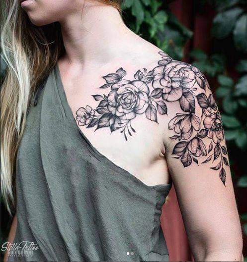 tatuagem no ombro mulher rosas