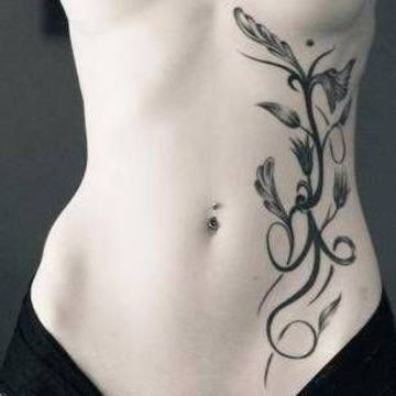 Tatuagens Abdome Barriga Barriga Barriga sob o peito motivos florais em preto