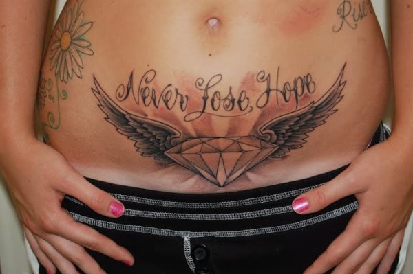 Tatuaggi Addome Pancia Pancia Ali d'angelo con diamanti e scritta Never Jose Hope