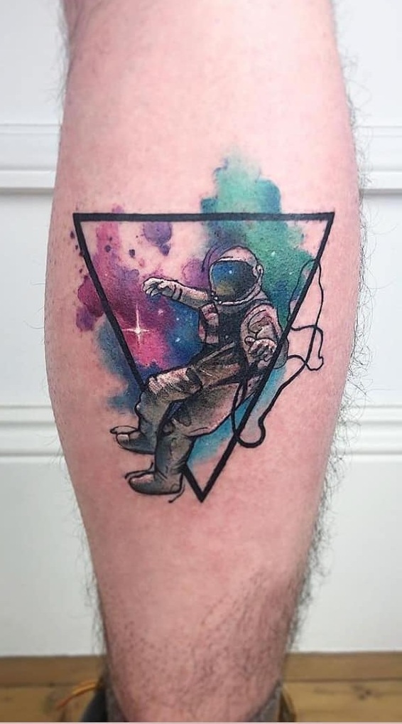 Tatuaggi dell'astronauta dell'acquerello nel triangolo 67
