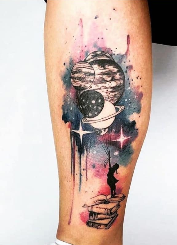 Garota de tatuagens em aquarela tendo planetas e estrelas como balões 172