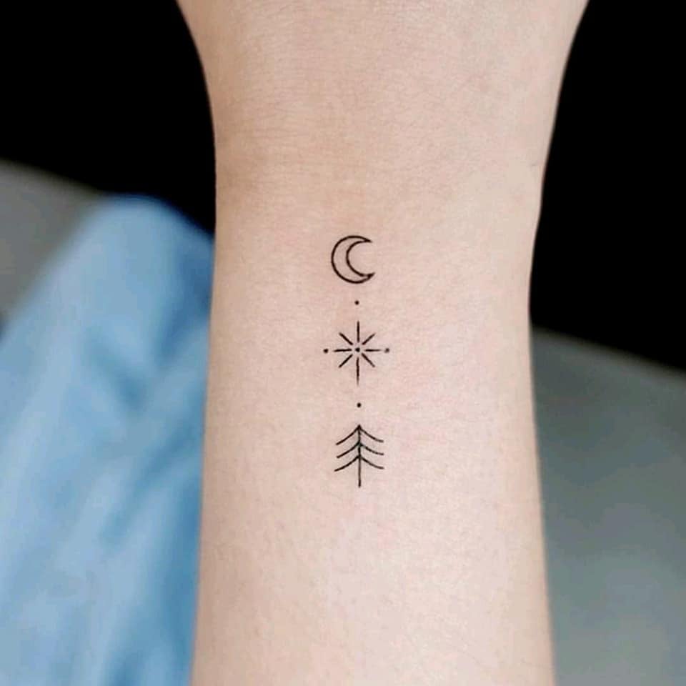Tatouages esthétiques Belle petite pointe de flèche étoile de lune minimaliste