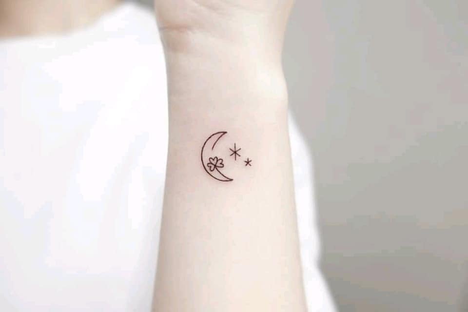 Ästhetische Tattoos. Wunderschöner kleiner minimalistischer Mond und Sterne am Handgelenk