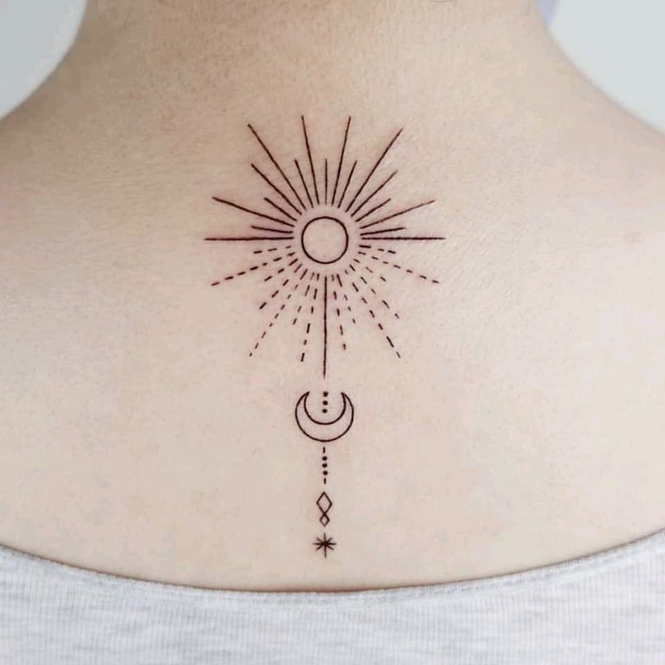 Ästhetische Tattoos. Wunderschöner kleiner minimalistischer Sonnenmond unter dem Hals