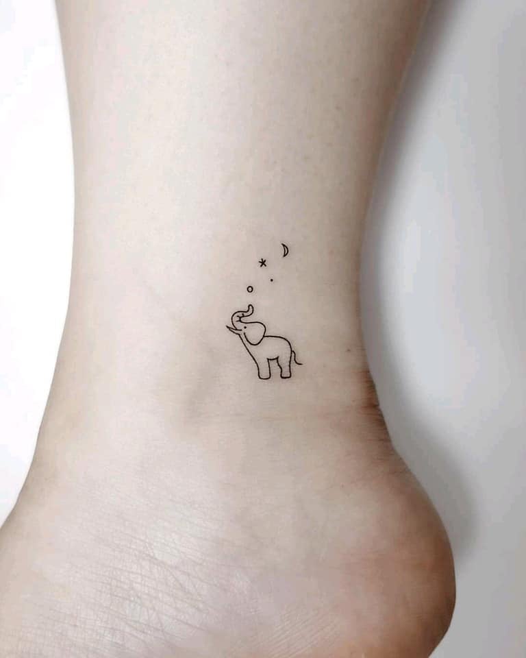 Tatouages esthétiques Beau petit éléphant minimaliste sur mollet avec lune et étoile