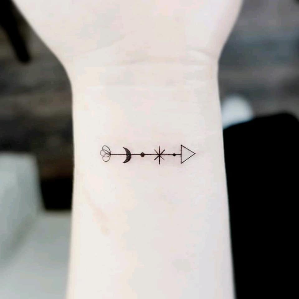 Ästhetische Tattoos. Schöner kleiner minimalistischer Pfeil mit Mondstern am Handgelenk