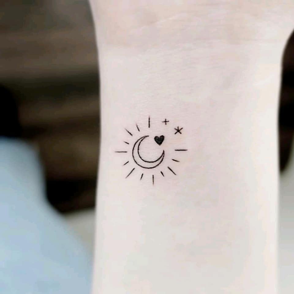 Ästhetische Tattoos. Wunderschönes kleines minimalistisches Mond-Sonnen-Herz und Sterne