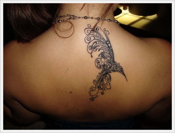 Tatuajes Arte Belleza Ideas Colibri o Picaflor bajo el cuello en la espalda en negro