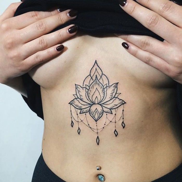 Tatuajes Arte Belleza Ideas Flor de loto clasica debajo de los pechos