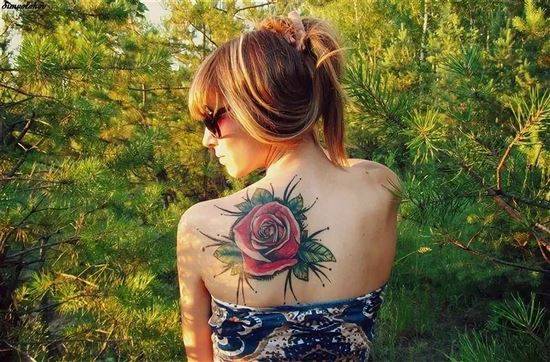 Tattoos Art Beauty Ideas Big Red Flower on Right Shoulder Blade