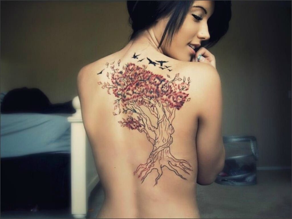 Tatuajes Arte Belleza Ideas Hermoso Arbol Rojizo y pajaros levantando vuelo en espalda