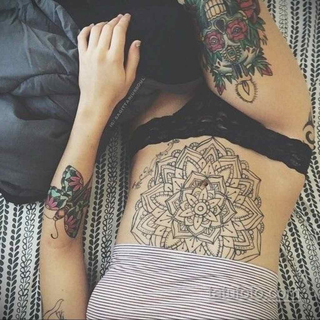 Tatuajes Arte Belleza Ideas Mandala en todo el vientre