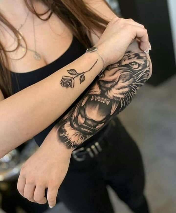 Tatuajes Bellos Mujer Leon BlackWork en Antebrazo y Rosa en el otro