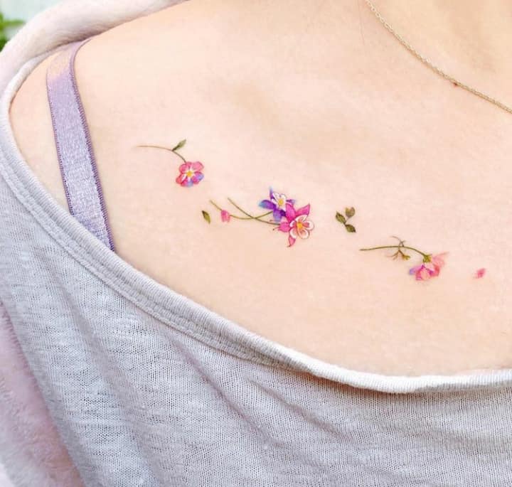 Beaux tatouages pour femmes Petites fleurs sur la clavicule