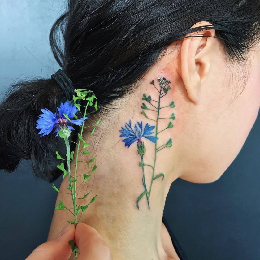 Pequenas e lindas tatuagens para mulheres no pescoço, atrás da orelha, flores azuis e galhos