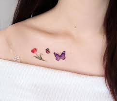 Bellissimi piccoli tatuaggi per donne, fiori, farfalle sulla clavicola