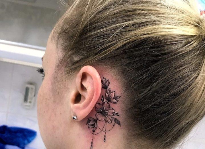 Bellissimi piccoli tatuaggi per donne con fiori neri dietro l'orecchio