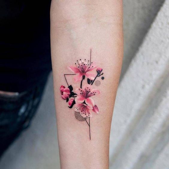 Tatuajes Bellos Pequenos para mujeres flores rosas en triangulo