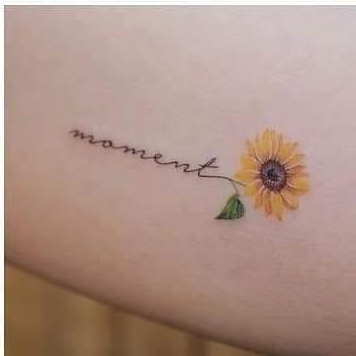 Kleine schöne Tattoos für Frauen, Sonnenblume und Wort Moment Moment
