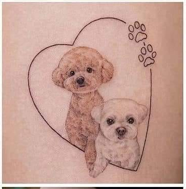 Pequenas lindas tatuagens para mulheres realistas de dois cachorrinhos e um coração com patas
