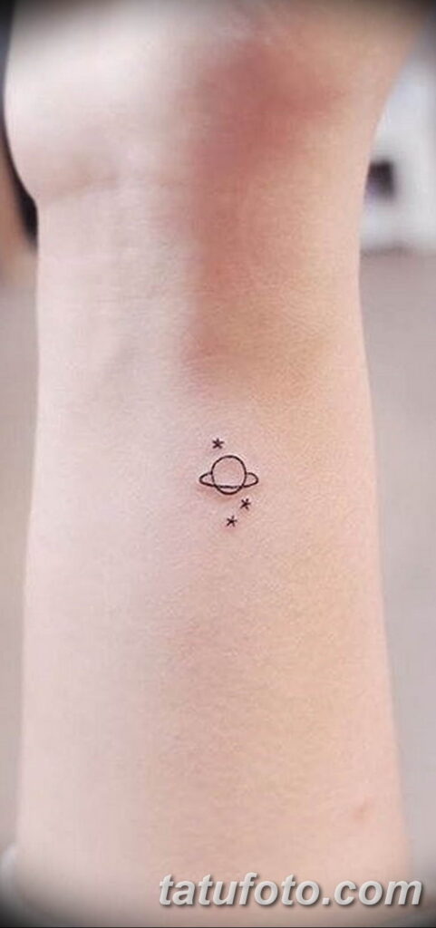 Bellissimi piccoli tatuaggi per donne Saturno e stelle sul polso