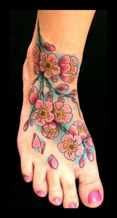 Bellissimi tatuaggi per donne Fiori di rosa sul piede