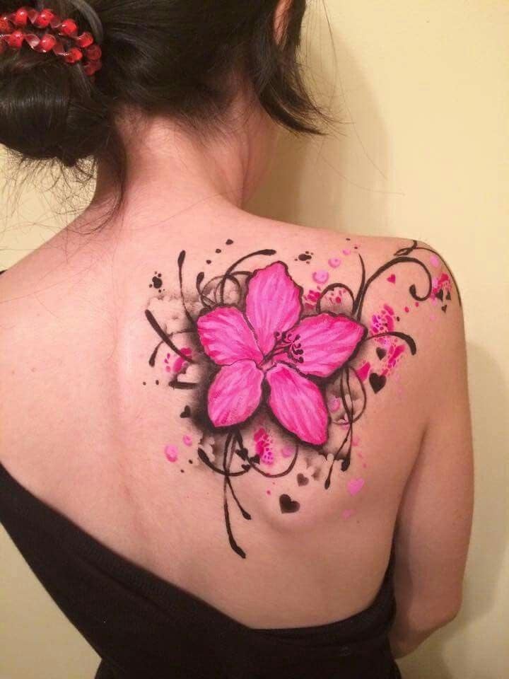 Schöne Tattoos für Frauen. Große Fucksia-Blume auf dem Schulterblatt